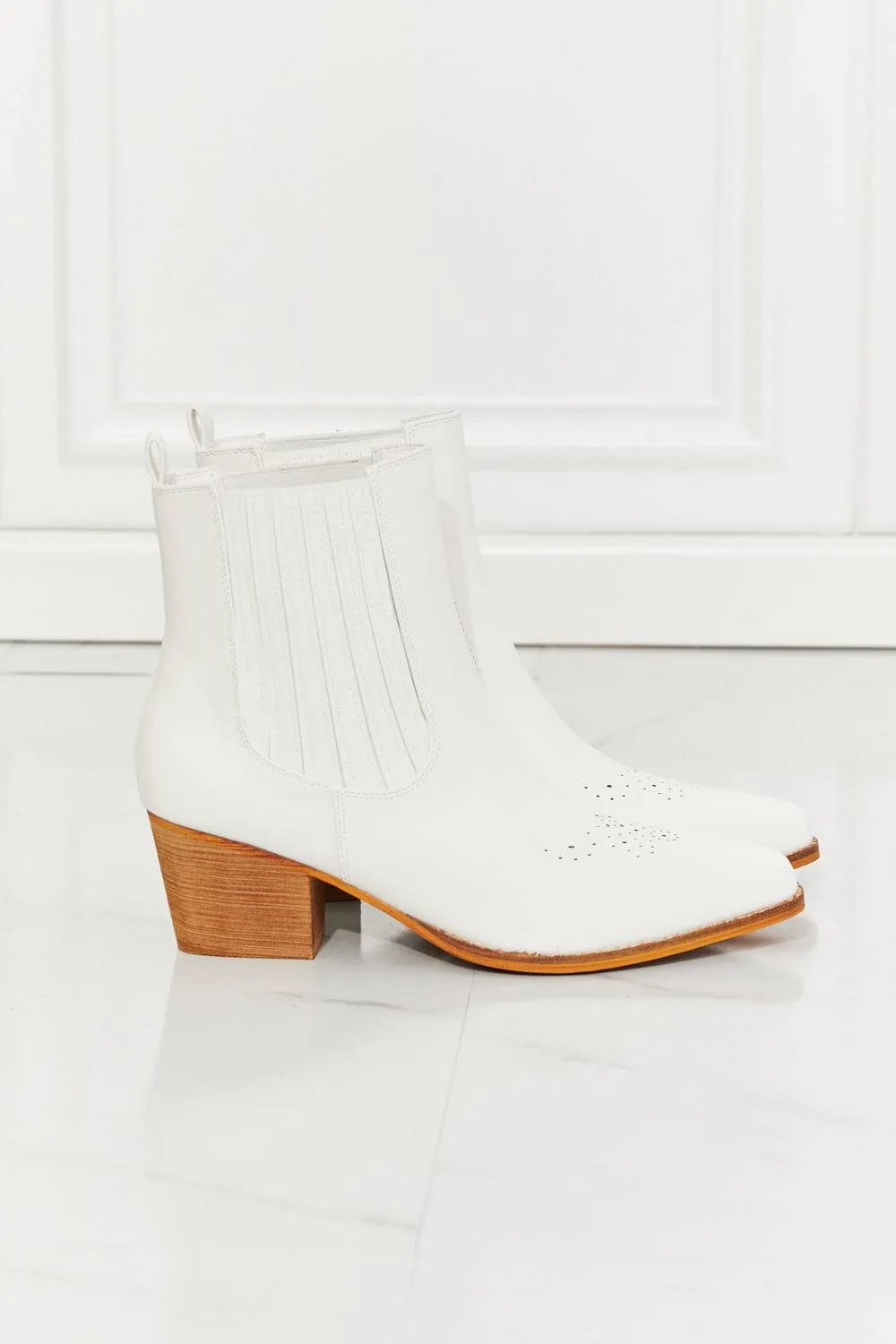 Love the Journey  - Stacked Heel Chelsea Boot in White For women